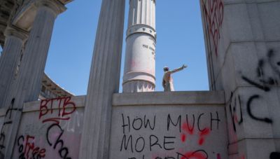 «Κορίτσια ὁ Στόλος!»