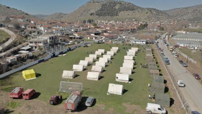 Σεισμός Ελασσόνας: Ο στρατός έστησε σκηνές και έδωσε τρόφιμα στις πληγείσες περιοχές