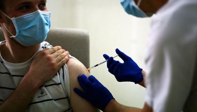 Εμβολιασμοί:  Εξετάζεται η επέκταση της τρίτης δόσης και σε πολίτες κάτω των 40 ετών