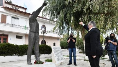 Λουλούδια από τον Κουτσούμπα στο άγαλμα του ήρωα