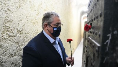 Στα κελιά των εκτελεσθέντων του ΚΚΕ ο Κουτσούμπας