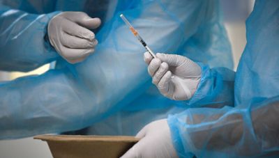 Τρίτη δόση: Όσα πρέπει να ξέρετε-Τι συστήνει η Εθνική Επιτροπή Εμβολιασμών