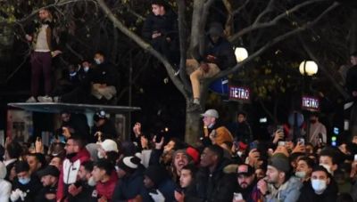 Χαμός στο Παρίσι για την «Χρυσή Μπάλα», ο κόσμος έχει σκαρφαλώσει στα δέντρα!