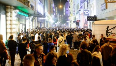 Eικόνες συνωστισμού στην Ερμού ενώ τα κρούσματα «καλπάζουν»