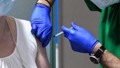 Τρίτη δόση εμβολίου: Πότε θα ανοίγει η πλατφόρμα των ραντεβού