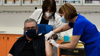 Εμβολιάστηκε και ο Δημήτρης Κουτσούμπας