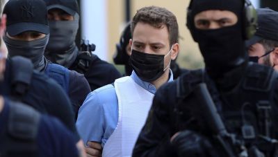 Μπάμπης Αναγνωστόπουλος: Κλεισμένος στο κελί του γράφει μανιωδώς