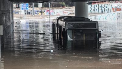 Στο έλεος της κακοκαιρίας η Αθήνα: Λεωφορείο καλύφθηκε από νερά της βροχής