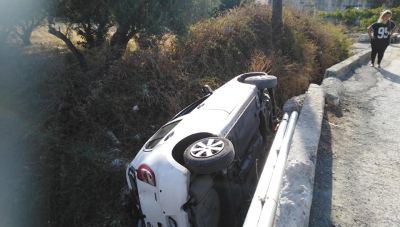 Ηράκλειo: Ανατροπή αυτοκινήτου σε ρέμα στον Κατσαμπά- Ακατάλληλος ο δρόμος