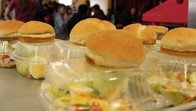 ΣΥΡΙΖΑ: Η κυβέρνηση θυσιάζει τα σχολικά γεύματα για την εξυπηρέτηση ημετέρων