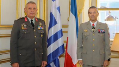 Με το μετάλλιο της Λεγεώνας της Τιμής έλαβε ο αρχηγός ΓΕΕΘΑ στο Παρίσι