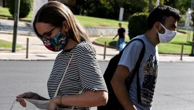Λινού: Να επιστρέψουν οι μάσκες σε εξωτερικούς χώρους