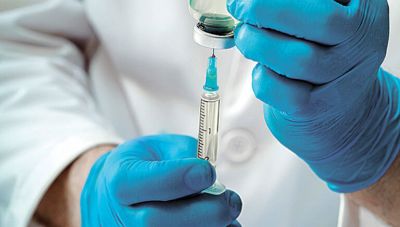 SMS σε όλους των άνω των 50 ετών για να κάνουν την τρίτη δόση του εμβολίου