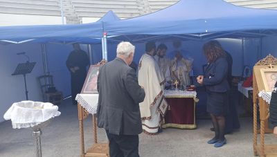 Τελέσθηκε από το Μητροπολίτη Ανδρέα Θεία Λειτουργία στον καταυλισμό των σεισμοπαθών