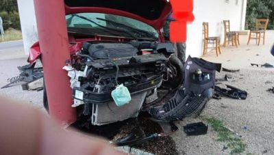 Τζερμιάδων: Σμπαράλια το αυτοκίνητο που έπεσε τα ξημερώματα σε κολώνα του Αγίου Νεκταρίου-Τραυματίστηκε ο οδηγός