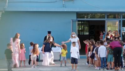 Πρώτο κουδούνι σήμερα στα σχολεία του Ηρακλείου- Τελέσθηκε έξω ο αγιασμός μόνο για τα πρωτάκια