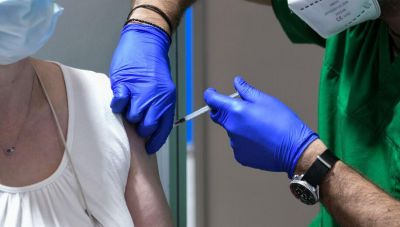 Ανοίγoυν από αύριο τα ραντεβού για την τρίτη δόση για τους ανοσοκατεσταλμένους