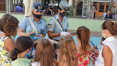 Κρήτη: Ενημερωτικά φυλλάδια διένειμαν τροχονόμοι σε γονείς και μαθητές