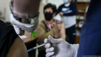 «Εξετάζεται τρίτη δόση στον γενικό πληθυσμό σε έξαρση της πανδημίας»