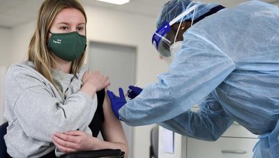 Τρίτη δόση εμβολίου: Οι επόμενες πληθυσμιακές ομάδες που θα λάβουν SMS