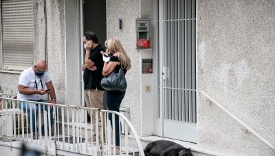 Κλίμα συγκίνησης έξω από το σπίτι του Μίκη Θεοδωράκη - «Να τον αγαπάτε...»