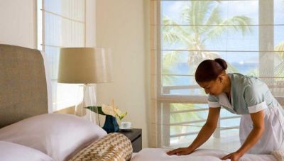 Εποχικοί τουρισμού-επισιτισμού: Στη Βουλή ο αποκλεισμός από το εποχικό επίδομα του ΟΑΕΔ