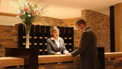 Κρήτη: Αναμένονται απαντήσεις στη Βουλή για τις Συμβάσεις Ξενοδοχοϋπαλλήλων και Οδηγών Τουριστικών Λεωφορείων