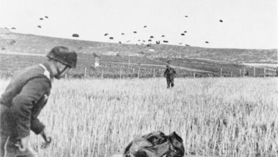 Τ’ αλεξίπτωτα πέφτοντας μέσα στο χαλάζι των γερμανικών πολυβόλων