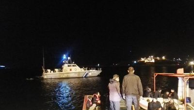 Παλαιόχωρα: Διαπραγματεύσεις ωρών για να κατέβουν οι 152 πρόσφυγες-μετανάστες από το σκάφος τους