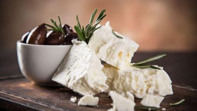 Παραπέμπονται για παρατυπίες στην παραγωγή φέτας 13 επιχειρήσεις