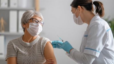 Τρίτη δόση για 2,1 εκατομμύρια πολίτες-Ποιους αφορά