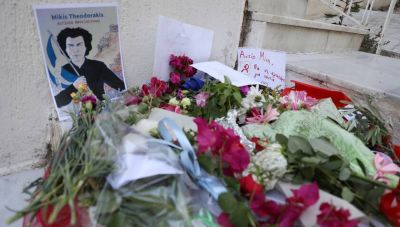 Μίκης Θεοδωράκης: Σε λαϊκό προσκύνημα η σορός του - Πολίτες συγκεντρώνονται στη Μητρόπολη
