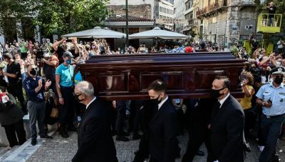 Με τραγούδια, επευφημίες και συνθήματα υποδέχτηκαν τον Μίκη στην Μητρόπολη