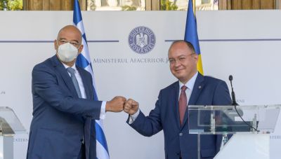 Δένδιας από Ρουμανία: Δεν θα επιτρέψουμε εργαλειοποίηση του μεταναστευτικού