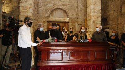 Ολοκληρώνεται το λαϊκό προσκύνημα για το Μίκη Θεοδωράκη-Το απόγευμα το τελευταίο ταξίδι του για Κρήτη