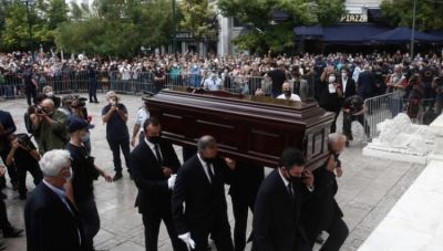 Συγκλονιστική η Τελετή Αποχαιρετισμού στον Μίκη- Το τελευταίο ταξίδι στην Κρήτη (βίντεο)