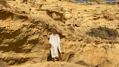 Ο διάσημος μακιγιέρ Μάνος Βυνιχάκης ζει σε ένα τροχόσπιτο στη Γαύδο