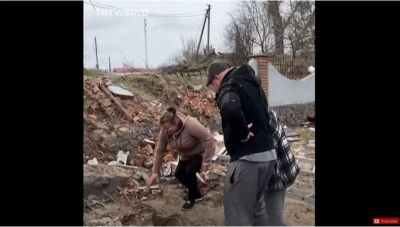 Κίεβο: Μητέρα αναγνωρίζει τη σορό του γιου της από τα παπούτσια και ξεσπά σε λυγμούς (βίντεο)