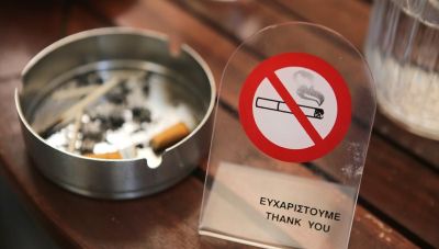 Κρήτη: Φορτώνονται πρόστιμα οι καπνιστές στους ελέγχους της ΕΛΑΣ για τα μέτρα covid