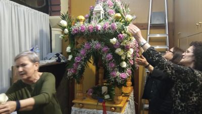 Ηράκλειο- Αγία Βαρβάρα Καμινίων: Με κατάνυξη οι πιστοί στόλισαν τον Επιτάφιο (φωτογραφίες)