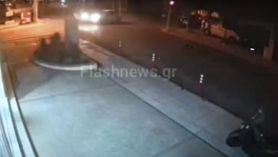 Σύγκρουση αυτοκινήτων στο κέντρο των Χανίων (βιντεο)