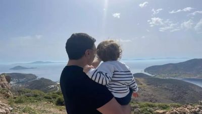 Ο Βασίλης Κικίλιας στην Πάτμο με τον γιο του