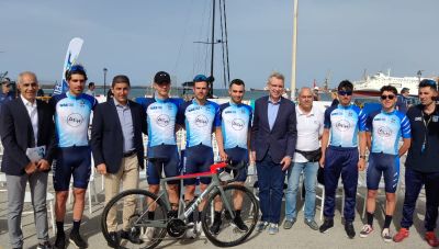 Γεύση από Ελλάδα με το μπλε της θάλασσας να «φωτίζει» την τελετή έναρξης του ΔΕΗ Ποδηλατικού Γύρου Ελλάδας
