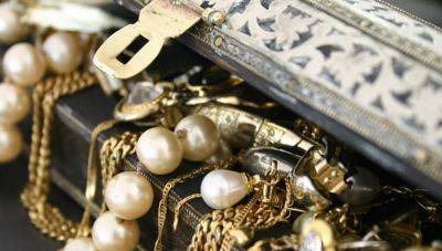 Θεσσαλονίκη: Οικιακή βοηθός άρπαξε χρήματα και κοσμήματα-Στα 133.000 ευρώ η λεία της