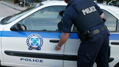 Κρατούμενος προφασίστηκε αδιαθεσία και απέδρασε μέσα από περιπολικό