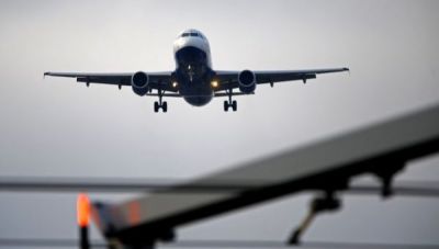 Αεροπλάνο με προορισμό το Ηράκλειο Κρήτης προσγειώθηκε στο Ελευθέριος Βενιζέλος βγάζοντας καπνούς
