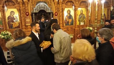 Κέρασε γλυκά όλο το εκκλησίασμα την παραμονή της γιορτής του