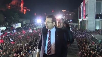 Χιλιάδες Τούρκοι στους δρόμους ενάντια στην καταδίκη Ιμάμογλου από το δικαστήριο