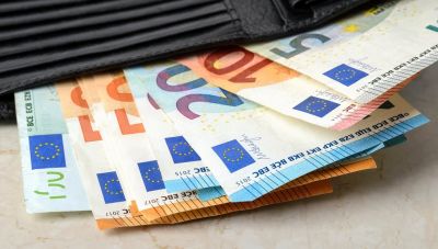 Αύξηση 7% στις αμοιβές στον ιδιωτικό τομέα το 2023 προβλέπει η ΤτΕ