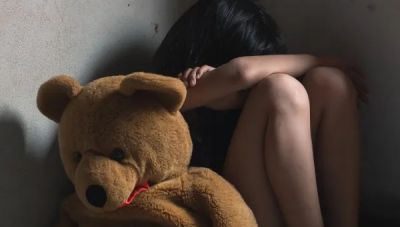 Ηράκλειο: 20χρονη καταγγέλλει ότι ο πατέρας της τη βίαζε και την εξέδιδε